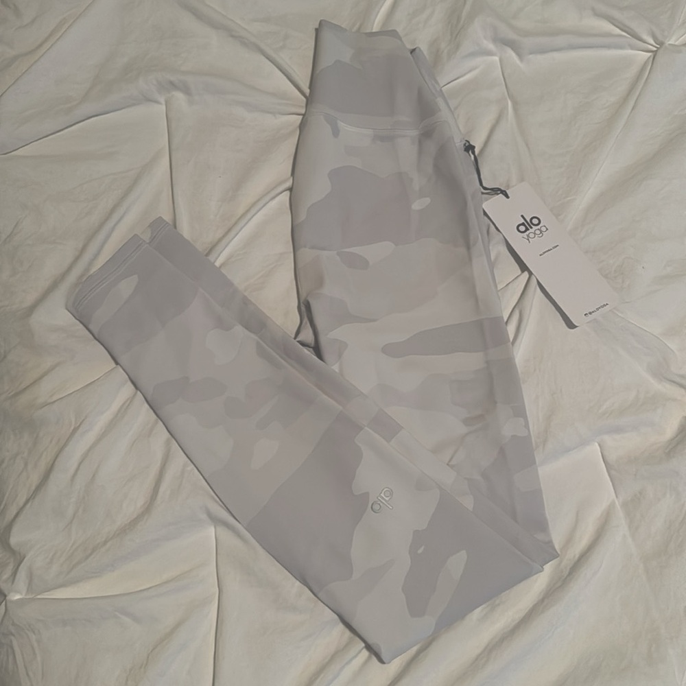 Alo Leggings
BRAND NEW WITH TAG!!
Love them so much just too small for me.
